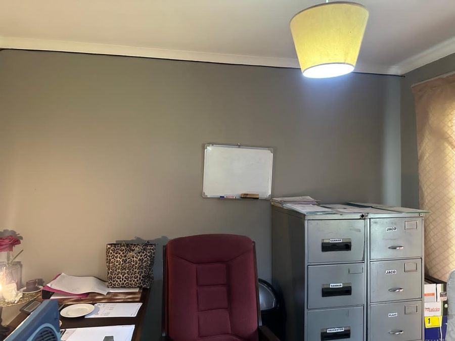 4 Bedroom Property for Sale in Oos Einde North West